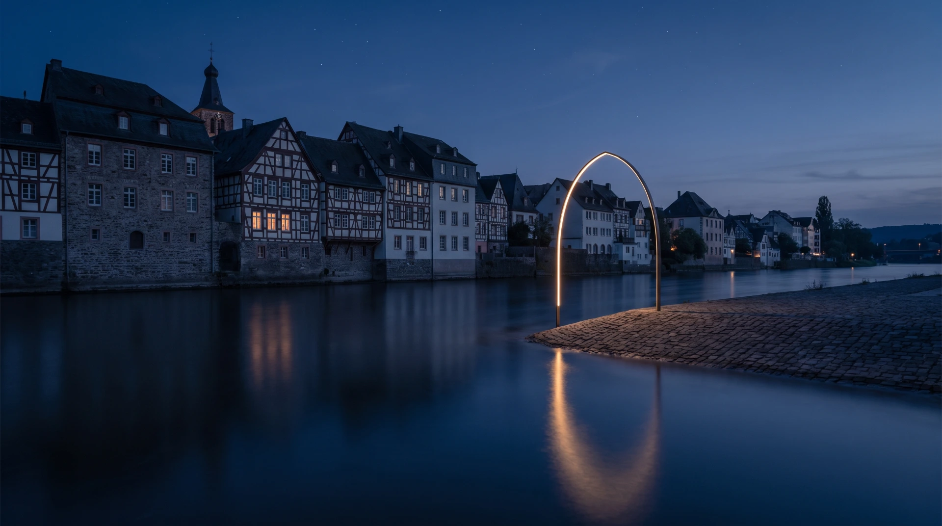 Nächtliche Rheinland-Skyline im Raum Bonn und Köln mit einem leuchtenden goldenen Torbogen über den Dächern