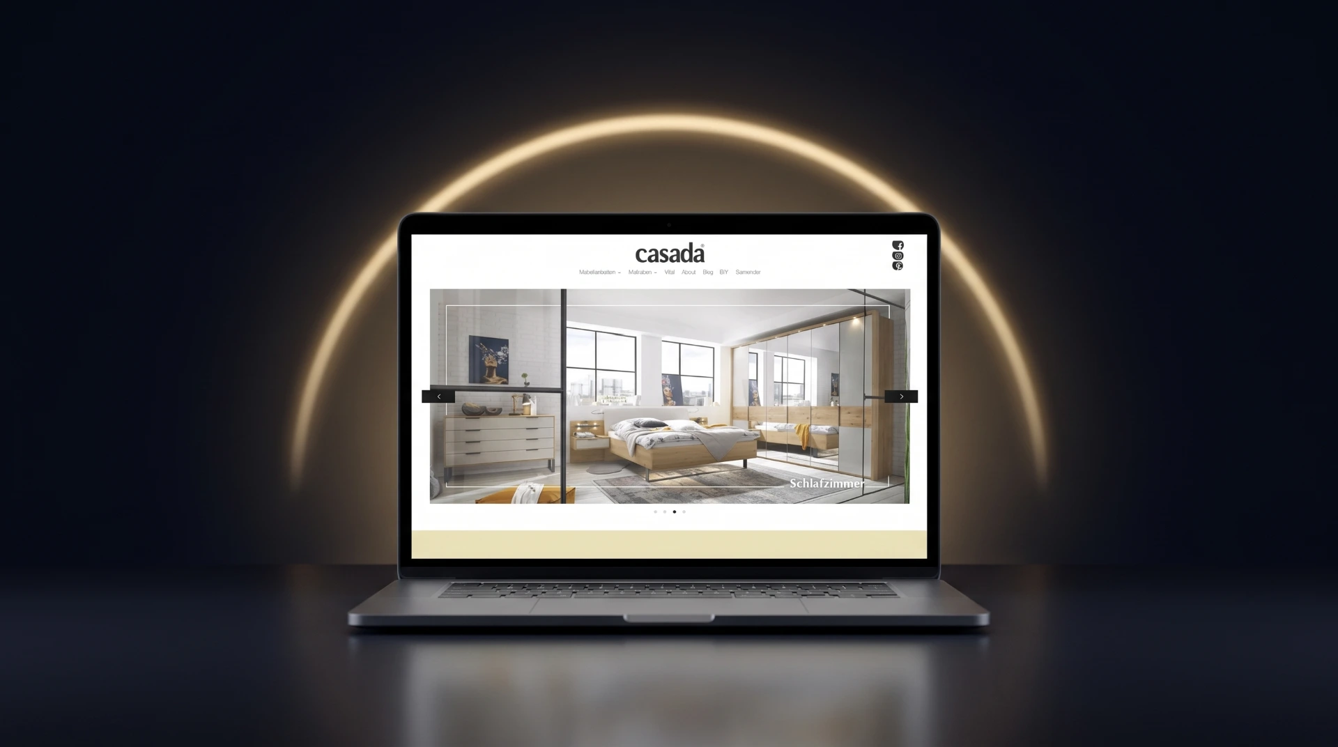 Casada Website-Relaunch als Laptop-Mockup im Nacht-Studio