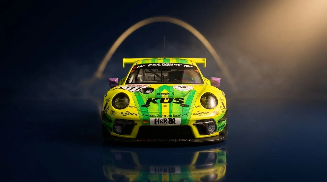 Manthey Porsche 911 GT3 R Sammlermodell auf dunklem Studio-Podest